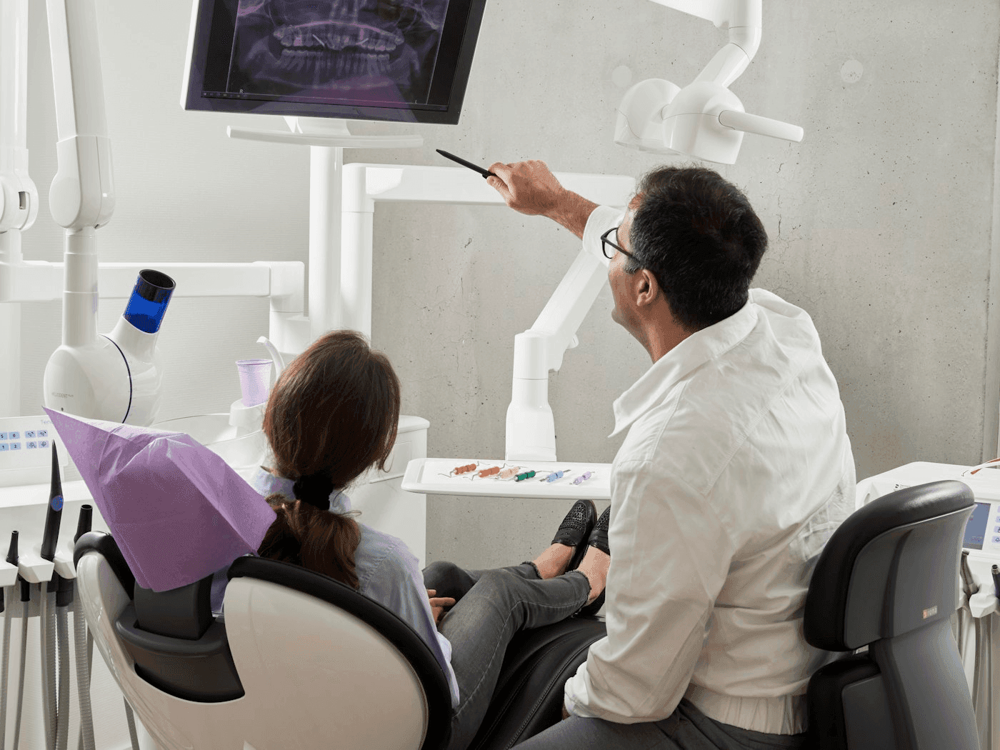 Dental microscope in a clinical treatment setting